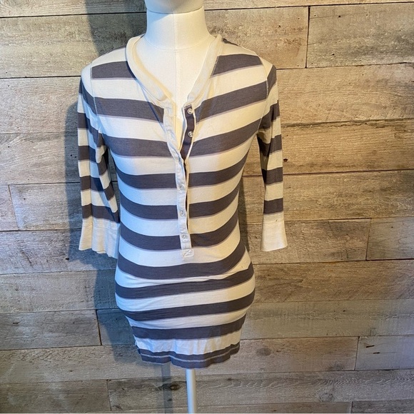 🛍️3/$30 Aéropostale women’s grey & white striped top in size medium - Picture 1 of 6